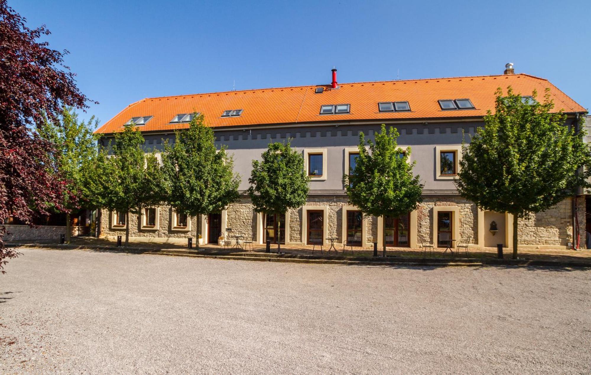 Chateau Nightingales Hostoun Exterior photo