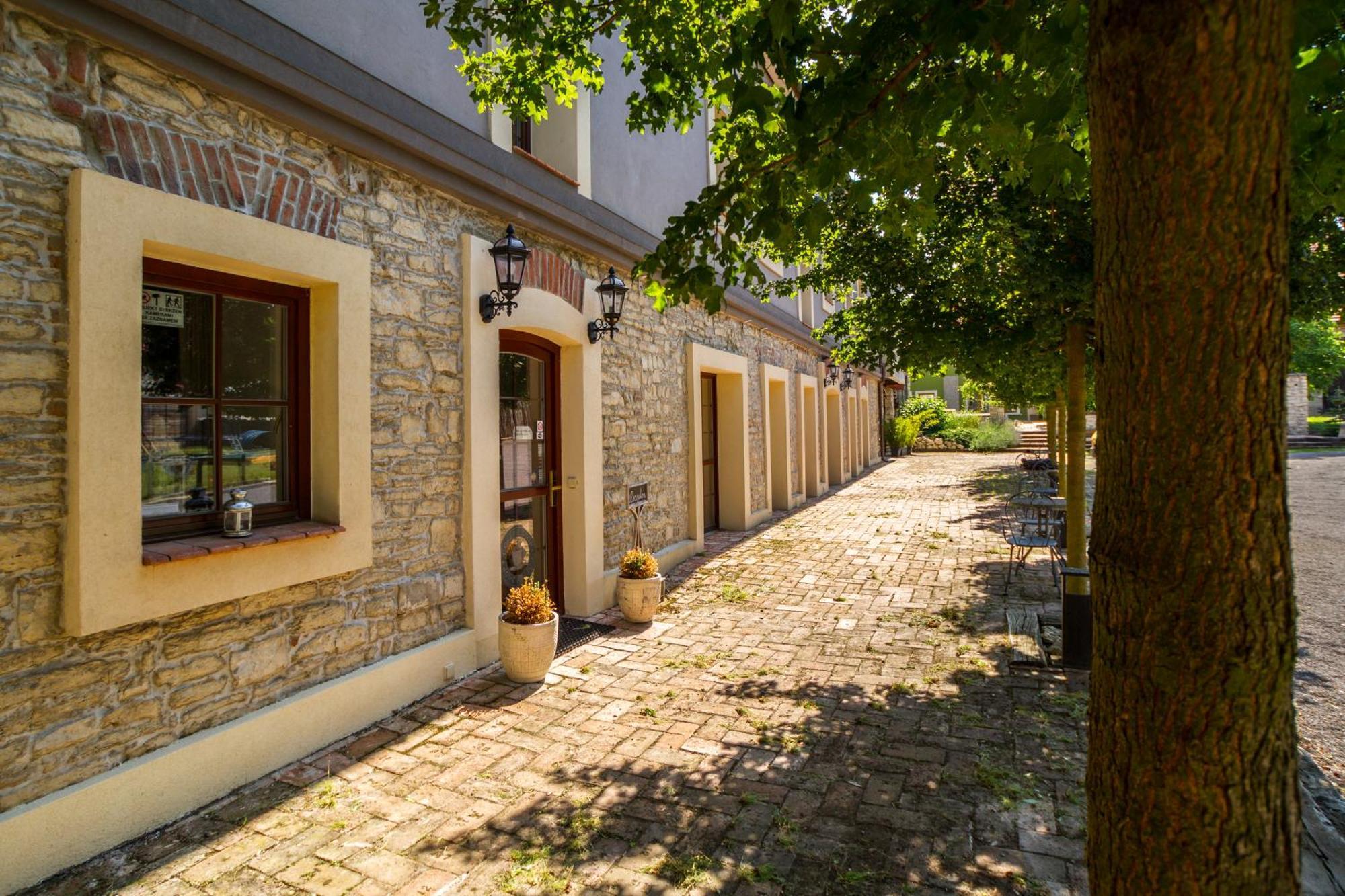 Chateau Nightingales Hostoun Exterior photo