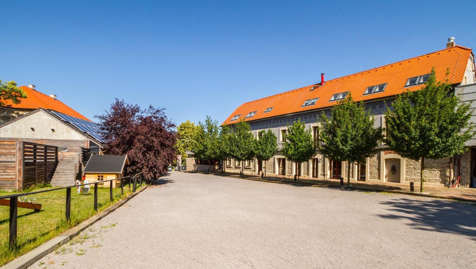 Chateau Nightingales Hostoun Exterior photo